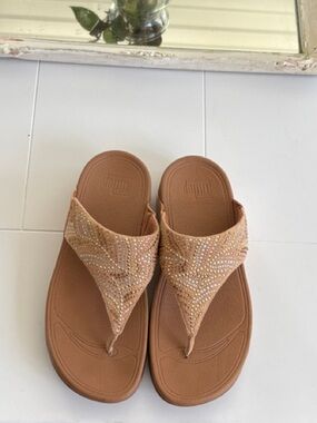 FitFlop Women's Tan Lulu Crystal-Embellished Feather Toe-Post Sandal